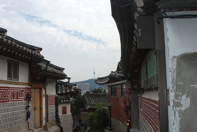 8 Hours Private tour with top attractions in Seoul - National Folk Museum and the Blue House pass-by