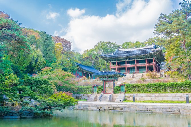Afternoon Half Day Seoul City Tour, visit Queen's dorm - Monday brings a different cultural stop