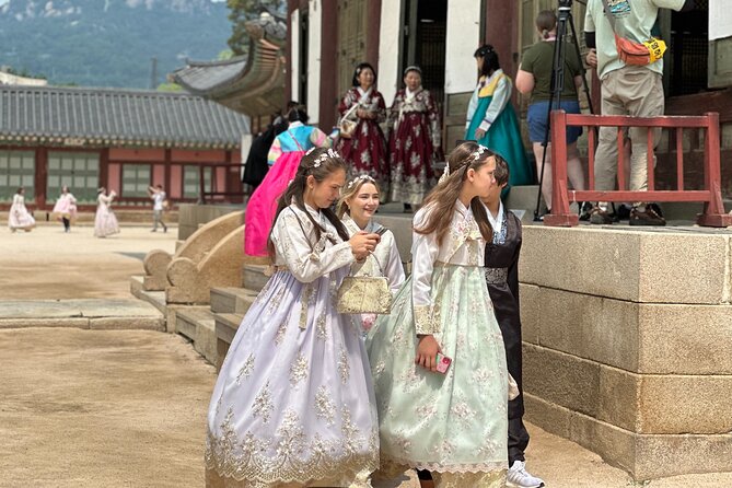 Best Seoul City Tour (Gyeongbokgung Palace,Insadong,Namsan Tower) - The ginseng stop and Insadong crafts