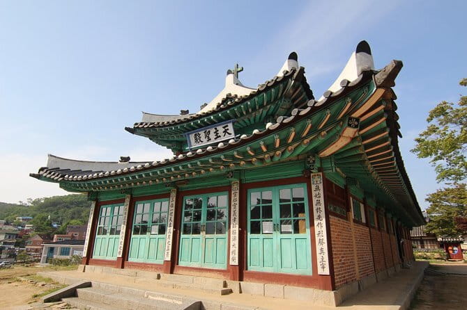 Buam dong Walking Tour Art, History and Parasite in Seoul - Mugyewon and a traditional finish
