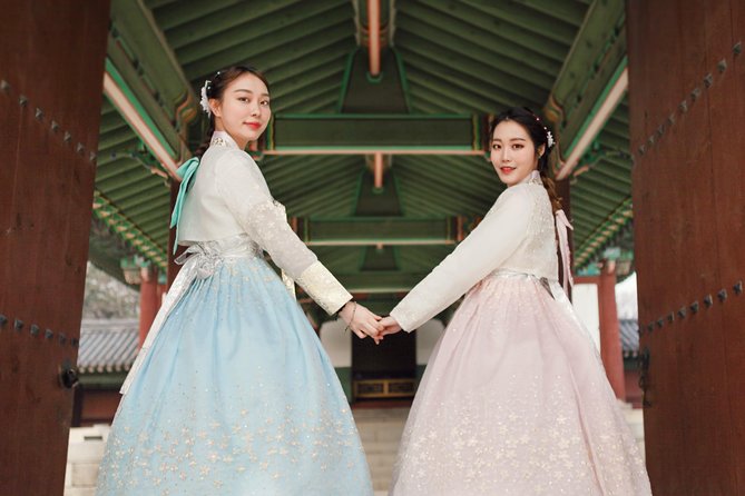 Changdeokgung Palace Hanbok Rental Experience in Seoul - Walking to Changdeokgung Palace