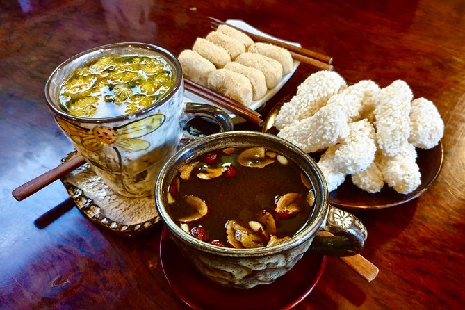 Downtown Seoul Guided Food & Market Tour with 8+ Local Tastings - The guide makes the difference