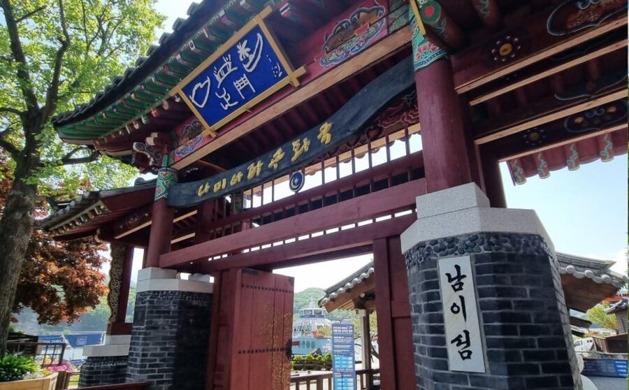From Seoul: Nami Island, K-drama Garden & Rail Bike Day Tour - What guides add to the day