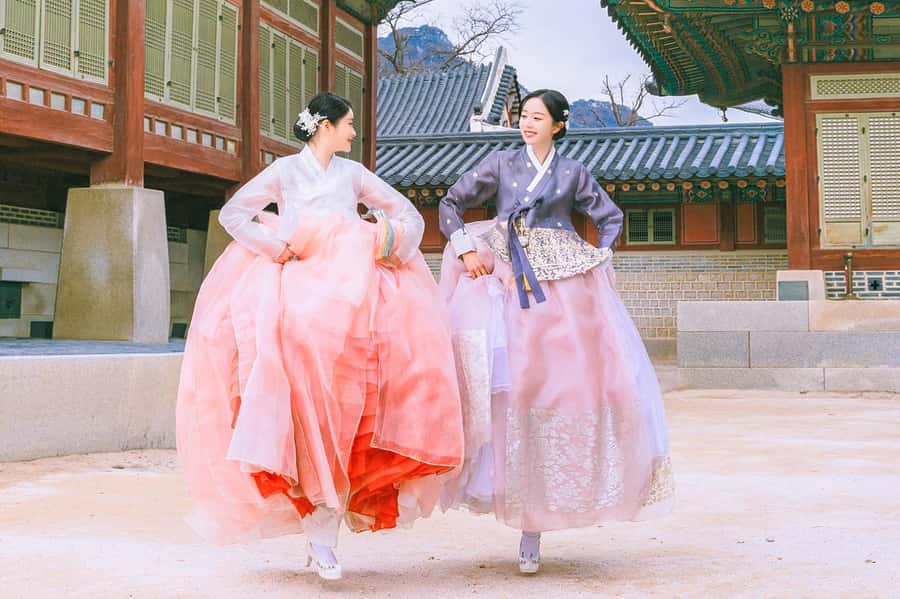 Gyeongbokgung Hanbok Experience at hanboknam - Walking from the shop to Gyeongbokgung Palace