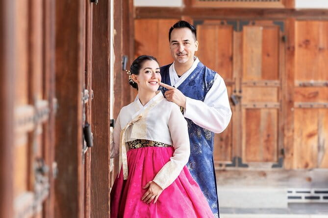 Gyeongbokgung Hanbok Photoshoot - Who will enjoy this experience most?