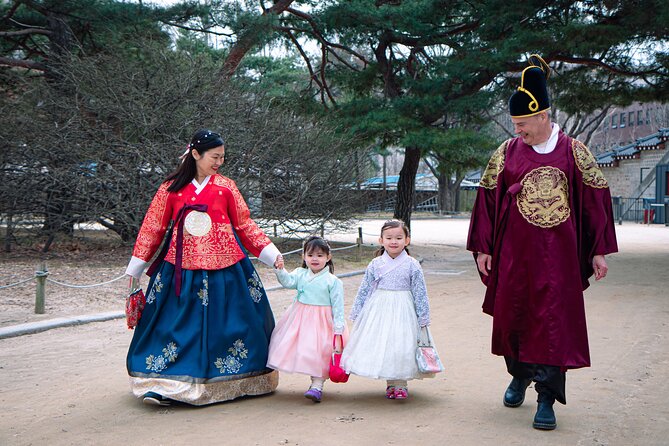 Gyeongbokgung palace family/group private photoshoot - Why Gyeongbokgung makes such a good photo setting