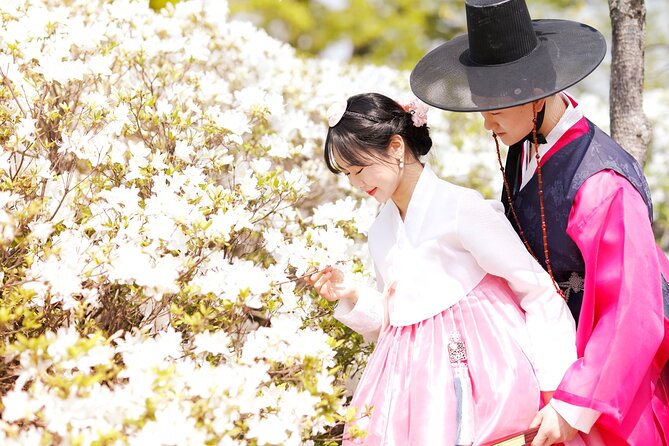 Gyeongbokgung Palace Hanbok Rental Experience in Seoul - Walking from the rental shop to Gyeongbokgung