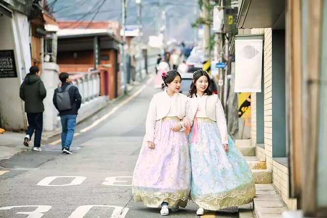 Gyeongbokgung Palace Hanbok Rental Experience in Seoul - What busy days are really like