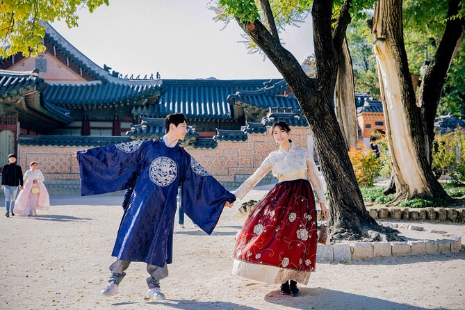 Gyeongbokgung palace,seoul with gigibebe hanbok rental - Timing your visit and handling the weather