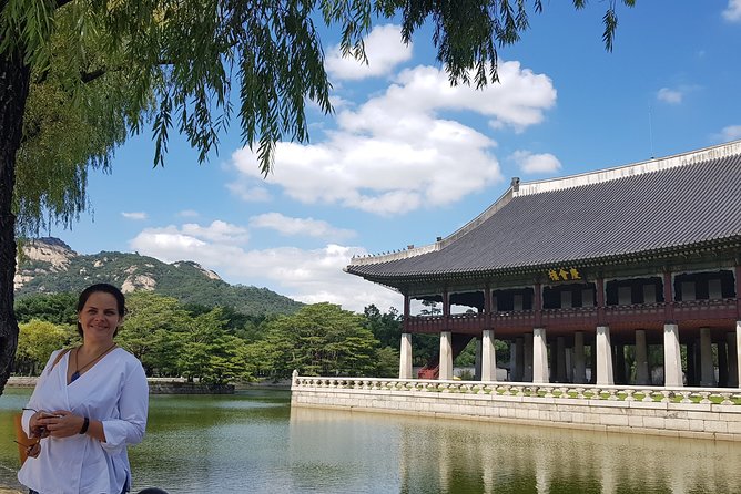 Half day Morning Seoul City Tour(Temple & Gyeongbok Palace) - Walking through Gyeongbokgung Palace