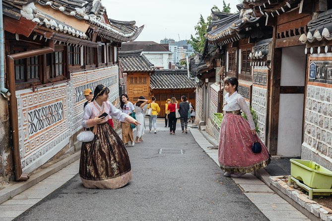 Highlights & Hidden Gems With Locals: Best of Seoul Private Walking Tour - The guide is the real product