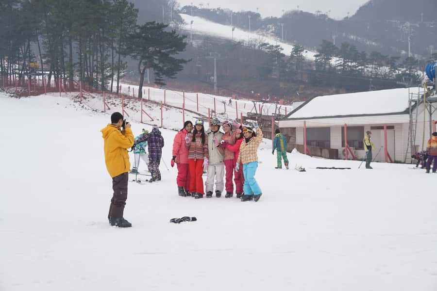 Jisan Forest Resort: Ski Full-Day Tour or Shuttle from Seoul - Arriving at Jisan and choosing your setup