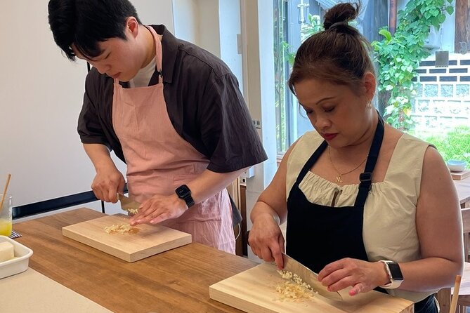 Kimchi class with Chef Hakyung near Gyeongbokgung place - The kimchi demonstration, one step at a time