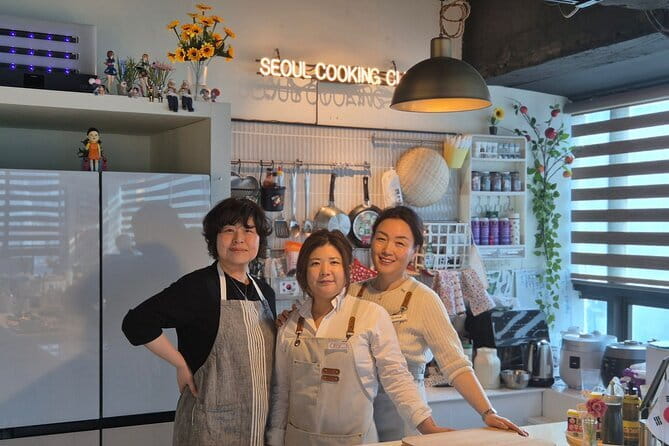 Korea Cooking Class with 3 stars Michelin Chef & Content creators - Watching the chef’s 30-minute demonstration