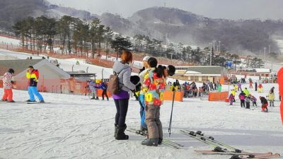 Korea Ski Tour from Seoul – Jisan Resort with Isaac Toast