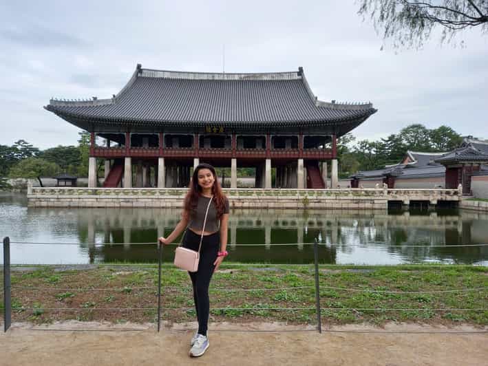 Layover tour to Gyeongbokgung-Folk Museum-Bukchon-Insadong - Bukchon Hanok Village and the old city above Seoul