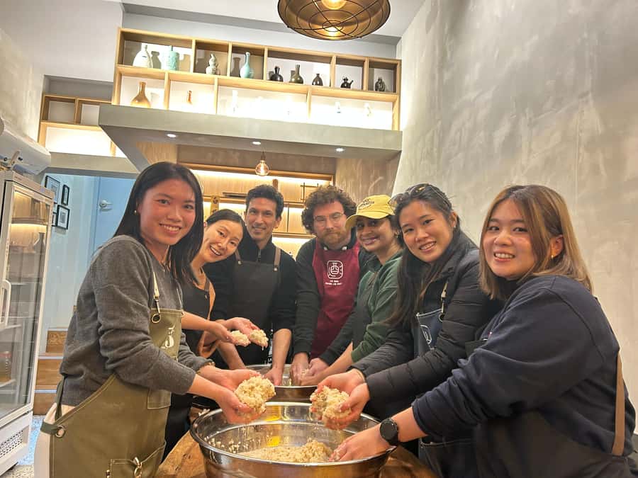 Learn and Craft Makgeolli in a Traditional Brewery - Comparing commercial and craft makgeolli