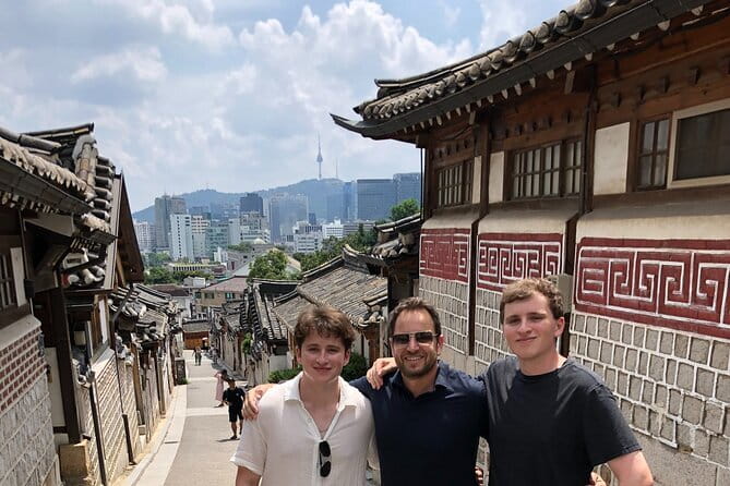 Lee’s Private 4-hour Customized Seoul Tour - Lee’s role: more local help than a simple escort