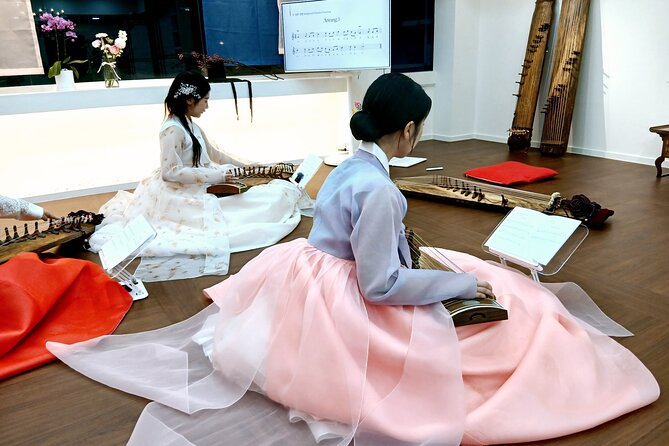 Play Gayageum in Hanbok Cultural Experience in Bukchon - Learning a folk song on the 12-string gayageum