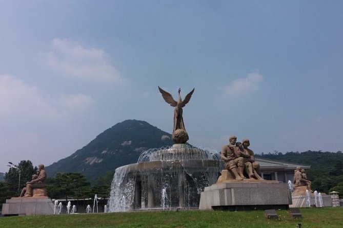 (Private tour) Seoul highlights; Gangnam and beyond Tour - Starfield Library puts Gangnam’s modern side on display