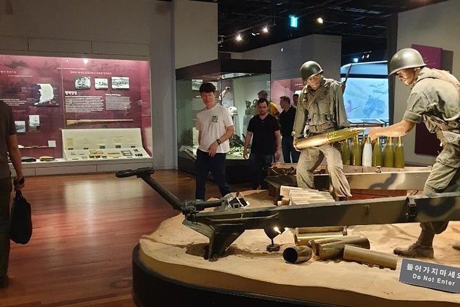 Private Tour: Talk show with N.K. Defector and Short Hiking - Three Hours at the War Memorial of Korea