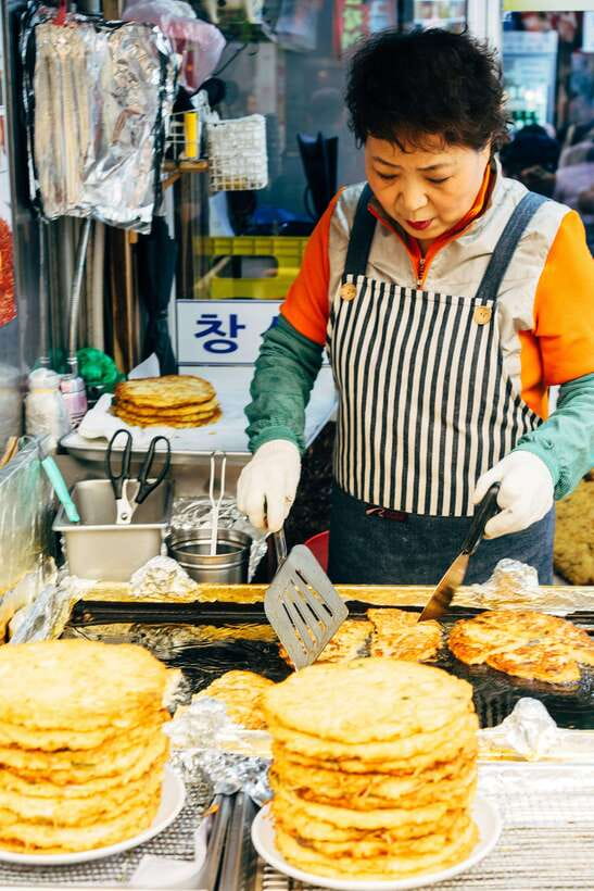 Seoul : Best of Seoul Private Walking Tour - Bukchon Hanok Village, traditional homes in a living neighborhood
