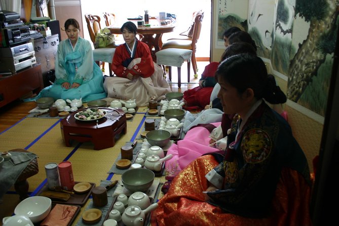 Seoul Cultural Tour - Kimchi Making, Gyeongbok palace with Hanbok - Making kimchi in a 30-minute class