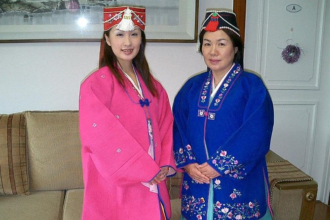 Seoul Cultural Tour - Kimchi Making, Gyeongbok palace with Hanbok - Guide style and group size
