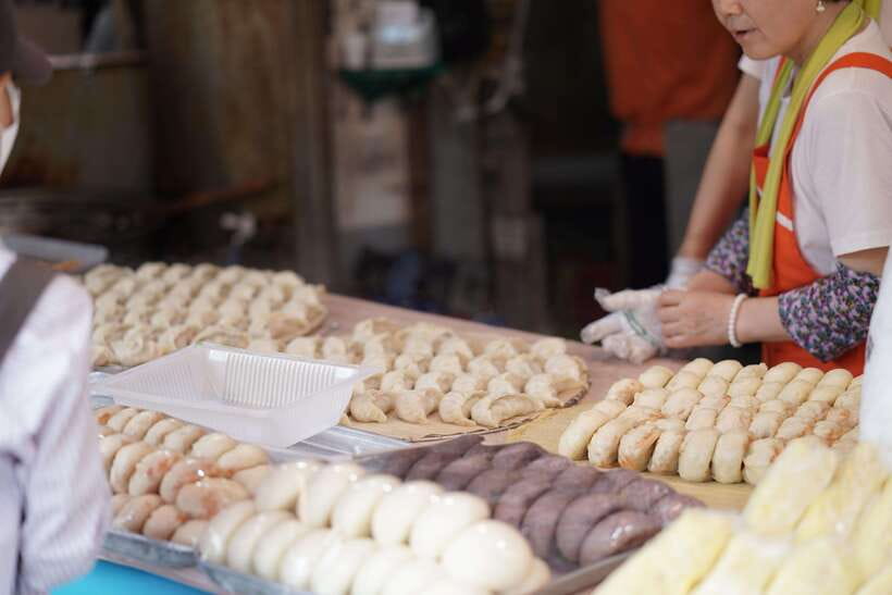 Seoul: Guided Street Food Tour at Namdaemun Market - The first hour: food stalls and market favorites