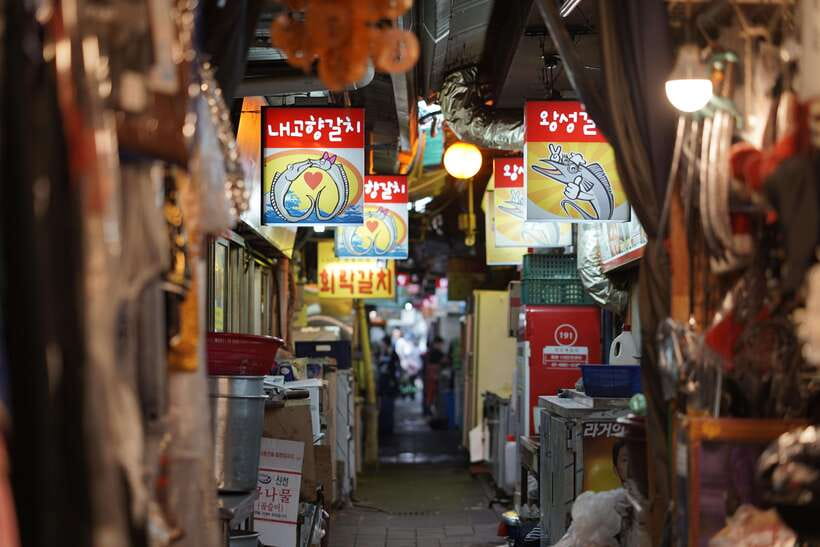 Seoul: Guided Street Food Tour at Namdaemun Market - Sungnyemun Gate adds an important Seoul landmark