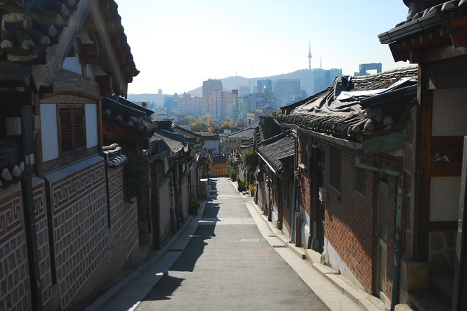 Seoul: Gyeongbok Palace, Bukchon Village, and Gwangjang Tour - Tuesday changes the palace plan
