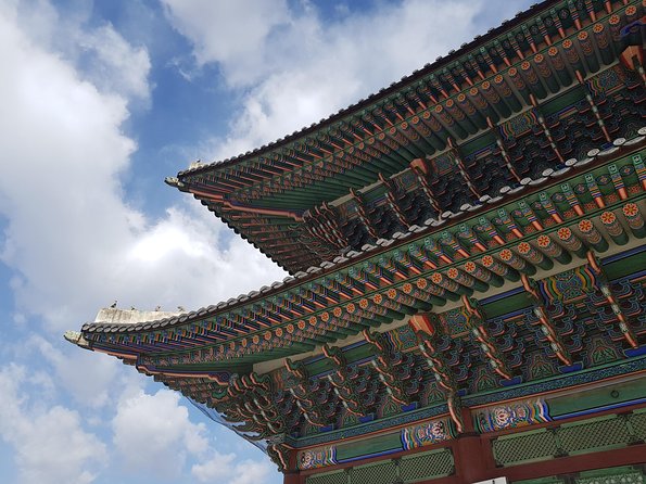 Seoul: Gyeongbok Palace, Bukchon Village, and Gwangjang Tour - Guides, transport, and the pace of the day