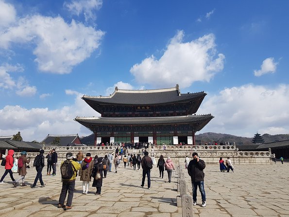 Seoul: Gyeongbok Palace, Bukchon Village, and Gwangjang Tour - The Korean ginseng museum and its sales pitch