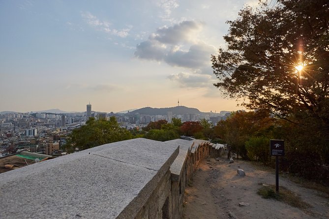 Seoul: Gyeongbok Palace, Bukchon Village, and Gwangjang Tour - How the guides shape the experience