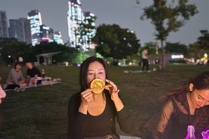 Seoul Han River Night Tour: Picnic, Games & Starlight Cruise - Who will get the most from this tour