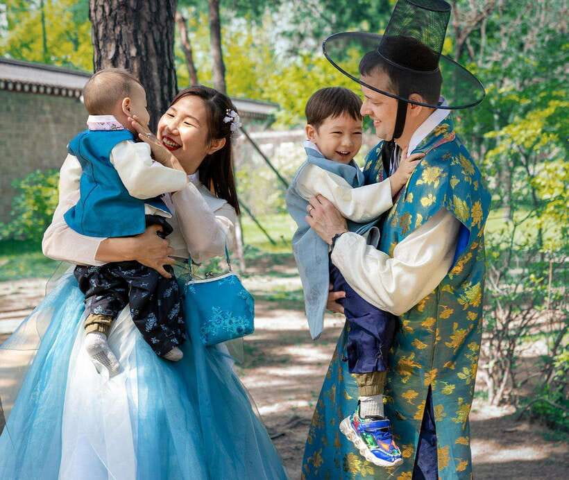 Seoul: Hanbok Rental with Gyeongbokgung Palace Entry - Gyeongbokgung Palace: the natural first stop