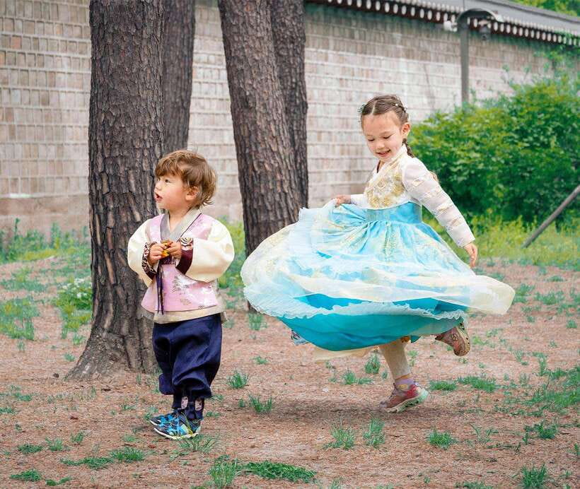 Seoul: Hanbok Rental with Gyeongbokgung Palace Entry - Bukchon Hanok Village for street photographs
