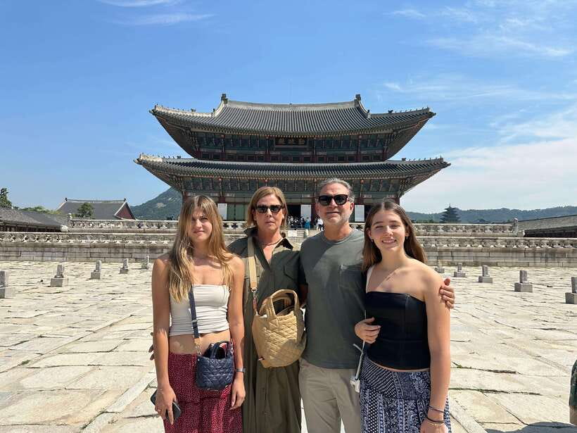 Seoul Highlights: Gyeongbok Palace, Insadong & N Seoul Tower - The changing of the guard at Gwanghwamun