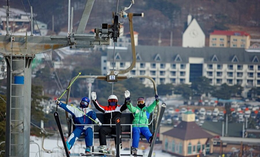 Seoul: Jisan Forest Winter Ski Day Tour with Basic Lesson - The one-hour lesson: useful basics, not ski school training