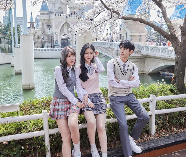 Seoul: Lotte World 1 Day Pass & Korean School Uniform Rental - The evening parade and indoor atmosphere