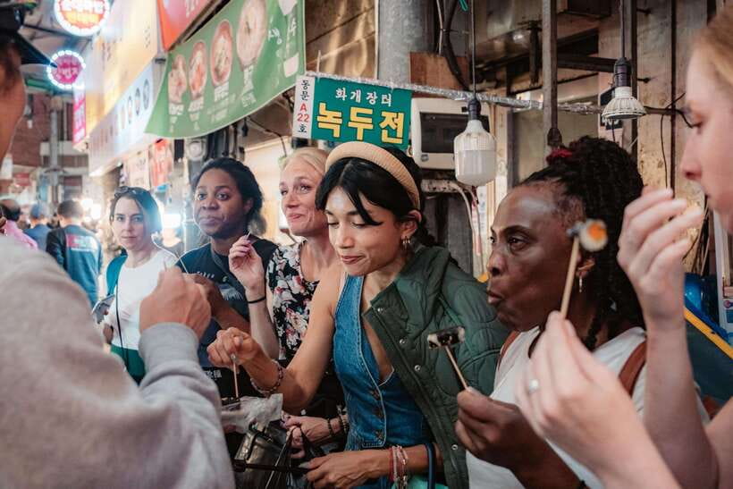 Seoul: Night Market Food Tour with Local Guide - What the guide adds beyond the food