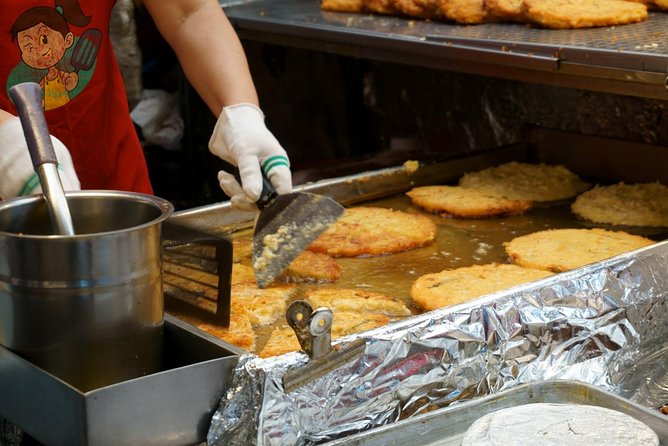 Seoul Night Tour (Gwangjang Market, Royal Palace and Naksan Park) - Guides make the difference