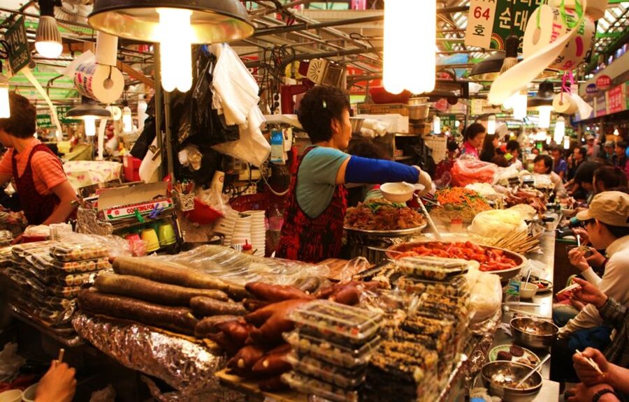 Seoul: Nighttime Tour of Palace, Market, Naksan Park & More - Guides make the difference