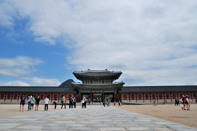 Seoul Palace Morning Tour - Hotel pickup, group size, and the City Hall finish