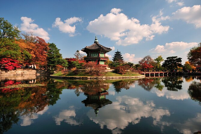 Seoul Private Tour Gyeongbok Palace Bukchon and Gwangjang Market - A smart introduction to northern Seoul