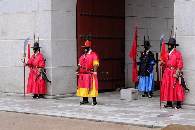 Seoul Private Tour: Palace, Bukchon, Insadong & Han River Cruise - Gyeongbokgung Palace and the Joseon court