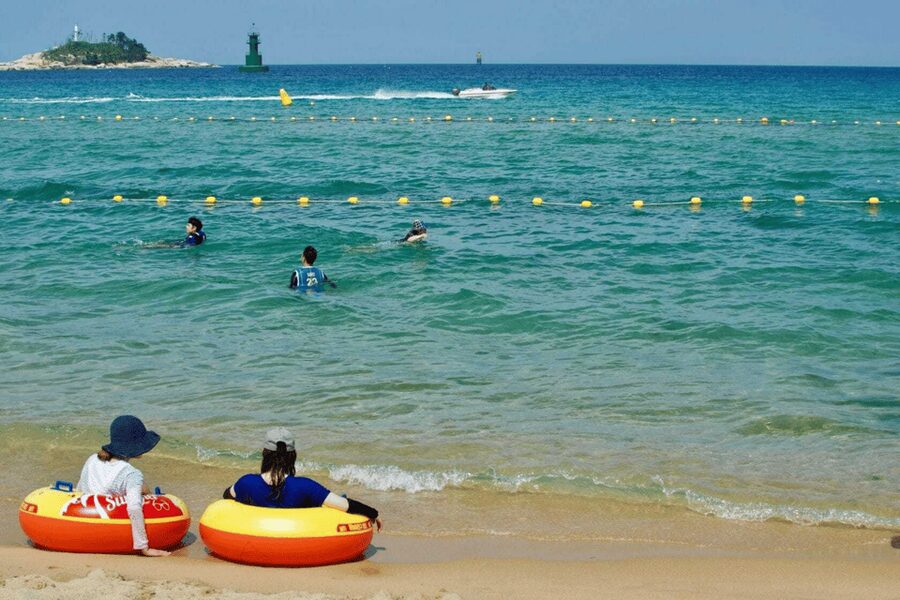 Seoul: Sokcho beach, market, hot spring and Seorak Cable Car - Sokcho Beach: a gentle start by the water