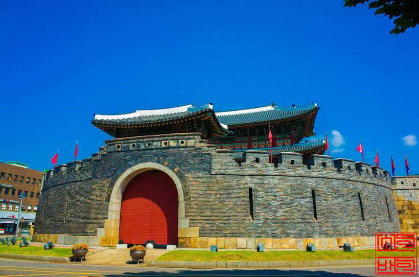 Seoul: Suwon Hwaseong, Folk Village, & Starfield Library - Guides, transport, and the pace of the day