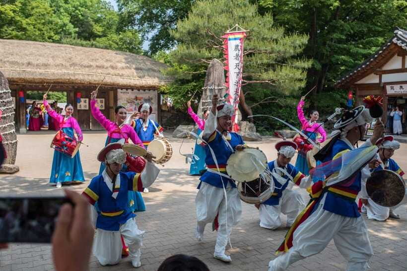 Seoul: Suwon Hwaseong, Folk Village, & Starfield Library - Who should book this experience?