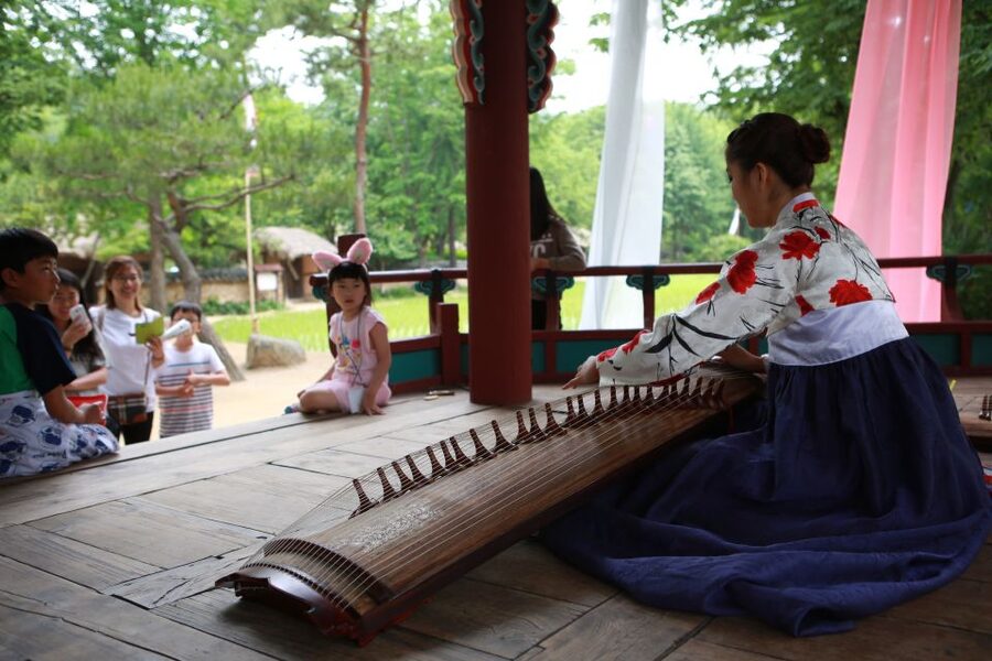 Seoul: Suwon Hwaseong Fortress & Korean Folk Village Tour - Guides, languages, and the value of a group tour